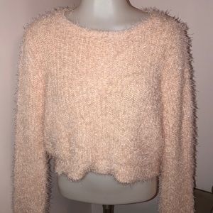 Cropped pink fuzzy sweater🌸